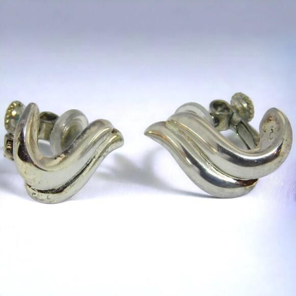 Napier Earrings Screw Back Vintage Petite Curved Shape Silver Tone Fashion - Picture 5 of 8